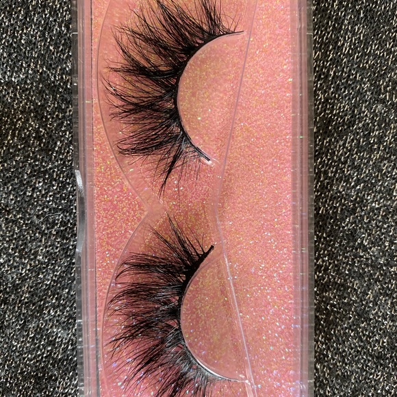 EyeLashes - Picture 3 of 3